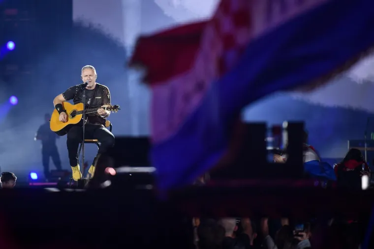 Thompson dirnuo znakovitim riječima iz Međugorja: 'U ozračju molitve i tišine...'