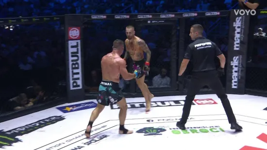 Strašno koljeno! Pogledajte kako je Sičaja uspavao velikog rivala jednim udarcem