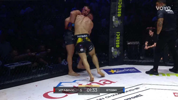 Kaos uz kavez tijekom glavnog meča večeri, poletjela boca, Cro Cop se digao sa svog mjesta