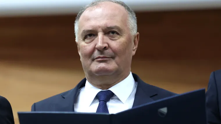 Ministar obrane BiH ulovljen na djelu: Na svadbi u Livnu, stoji na stolu i pjeva Thompsona