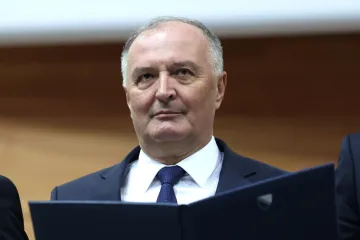 Ministar obrane BiH ulovljen na djelu: Na svadbi u Livnu, stoji na stolu i pjeva Thompsona