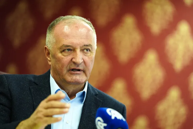 Ministar obrane BiH ulovljen na djelu: Na svadbi u Livnu, stoji na stolu i pjeva Thompsona