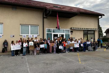 Prvi dan škole svima, ali ne i njima: Mališani ispred vatrogasnog doma poslali poruke vladajućima