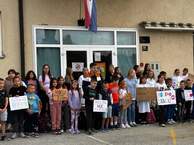 Pobuna ispred 'škole': Mališani poslali poruke vladajućima, roditelji se svađali s Tomaševićevim zamjenikom