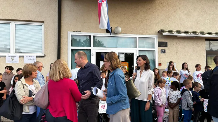 Pobuna ispred 'škole': Mališani poslali poruke vladajućima, roditelji se svađali s Tomaševićevim zamjenikom