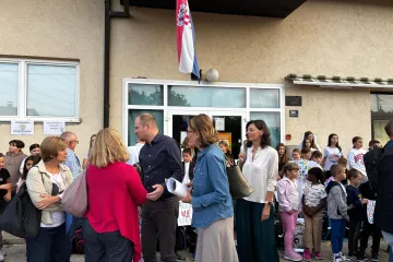 Pobuna ispred 'škole': Mališani poslali poruke vladajućima, roditelji se svađali s Tomaševićevim zamjenikom