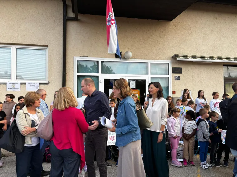 Pobuna ispred 'škole': Mališani poslali poruke vladajućima, roditelji se svađali s Tomaševićevim zamjenikom