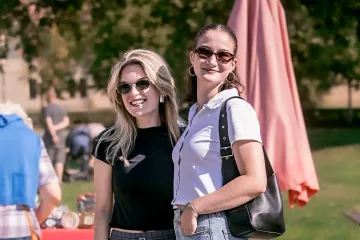 Kada su se pojavile, antikviteti su pali u zaborav: Dvije zgodne dame osmjesima zasjenile Sajam