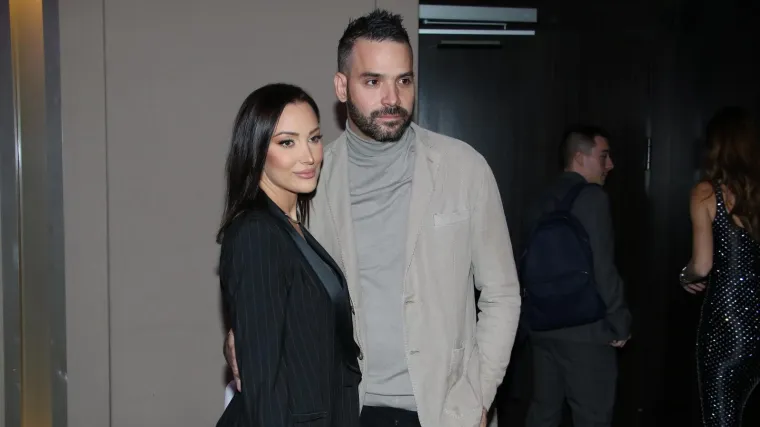 Aleksandra Prijović u tajnosti napustila rodilište pa primala poklone: Brena oduševila svojim