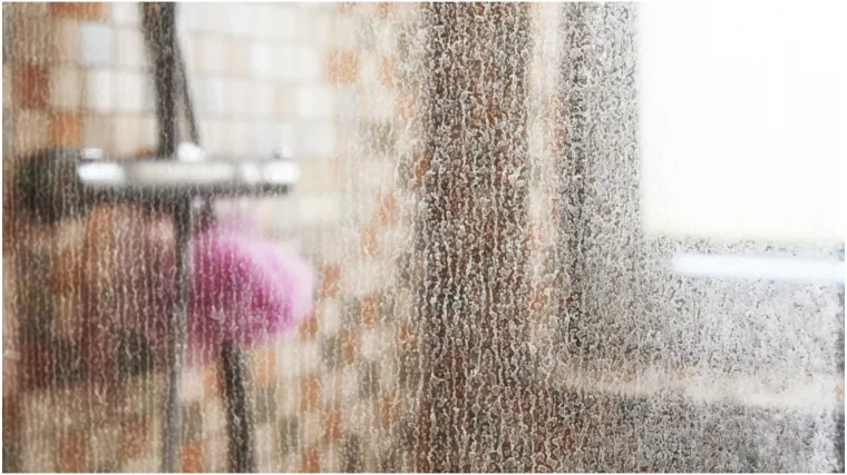 Zaboravite na kamenac i sapunicu: Jednostavno očistite tuš kabinu s dva prirodna sastojka