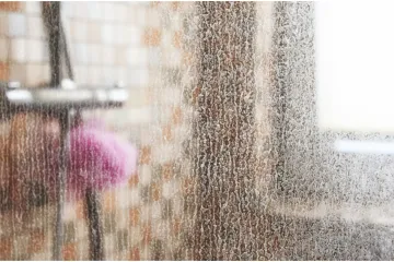 Zaboravite na kamenac i sapunicu: Jednostavno očistite tuš kabinu s dva prirodna sastojka