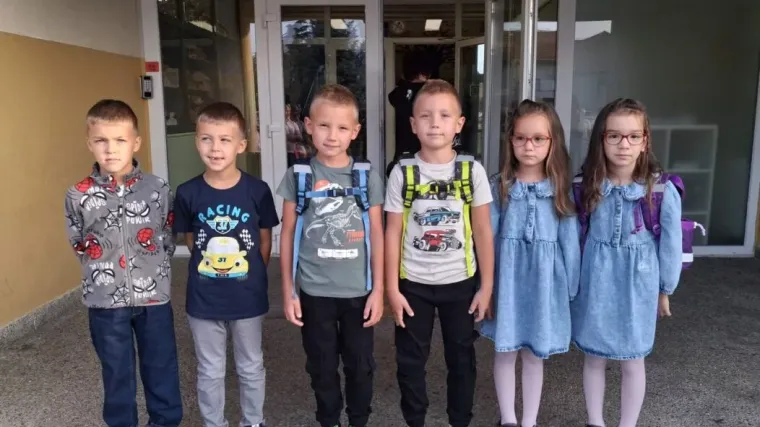 Mozgalica za prvi dan škole: Šest mališana - tri para blizanaca, svi kreću u prvi razred - i to isti