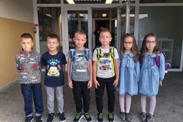Mozgalica za prvi dan škole: Šest mališana - tri para blizanaca, svi kreću u prvi razred - i to isti