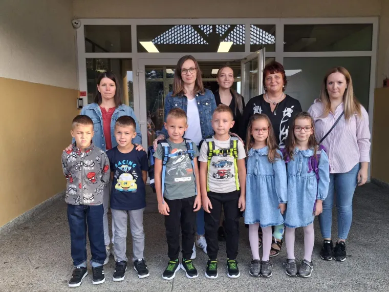 Mozgalica za prvi dan škole: Šest mališana - tri para blizanaca, svi kreću u prvi razred - i to isti