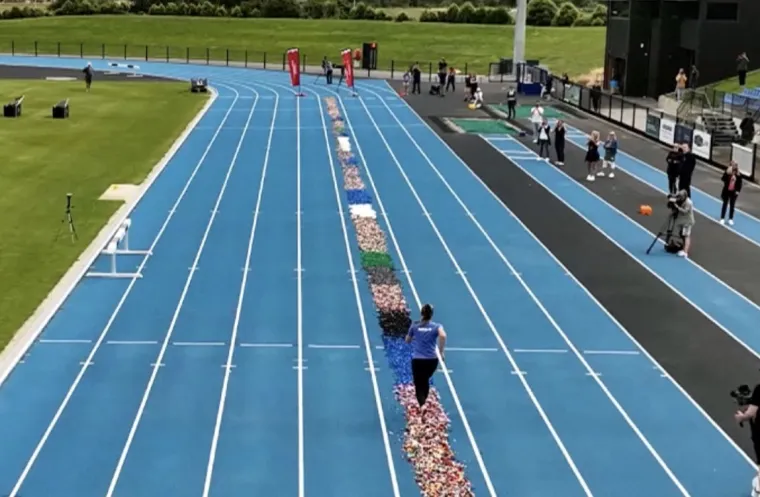 Znate li onu bol kada stanete na LEGO kockice? Ova žena je trčala bosa po njima čak 100 metara