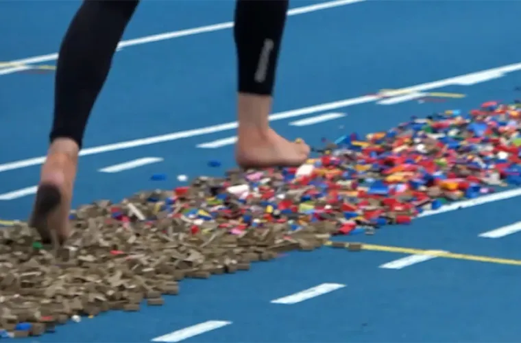 Znate li onu bol kada stanete na LEGO kockice? Ova žena je trčala bosa po njima čak 100 metara