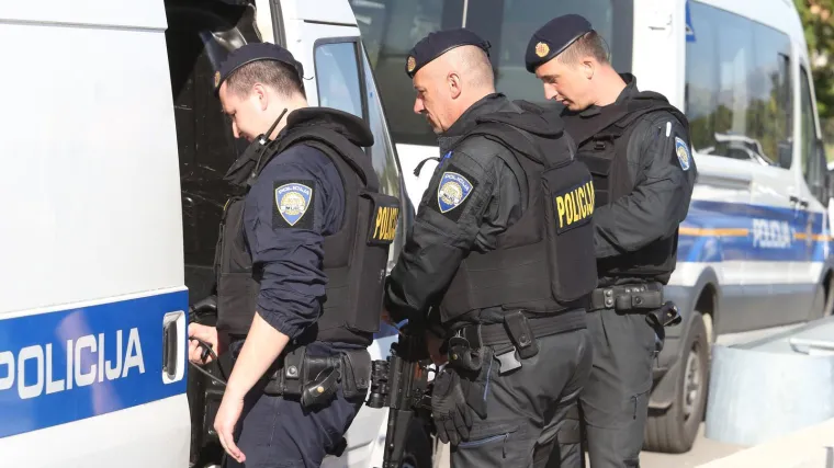 Užas u Splitu: Mladići prebili muškarca pa se razbježali po gradu, policija ih ubrzo uhitila