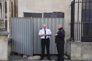 Banksy opet oduševio svijet, njegov grafit hitno je prekriven: Pogledajte što su htjeli zataškati