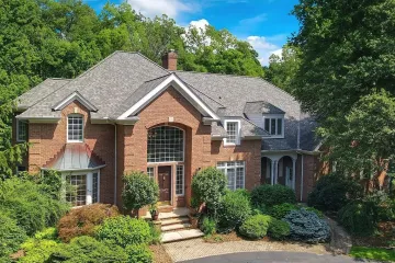 Iz ove kuće ne morate izlaziti do kraja života: Vlastiti pub, zabava i luksuz, a cijena prava sića