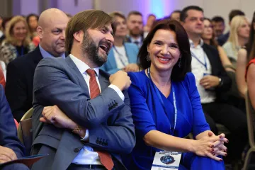 Danijela Miloš Sprčić ukrala pažnju na konferenciji u royal plavoj haljini: Pored nje smiješio se bivši ministar