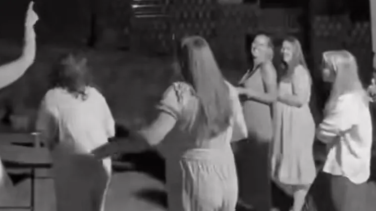 Djevojačka večer pretvorila se u spektakl: Zapjevale su poznati hit, a onda je uslijedilo iznenađenje