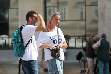 Roza kosa i chic tetovaže: Hrabri stil samozatajne djevojke u bijelom bio je pravo osvježenje