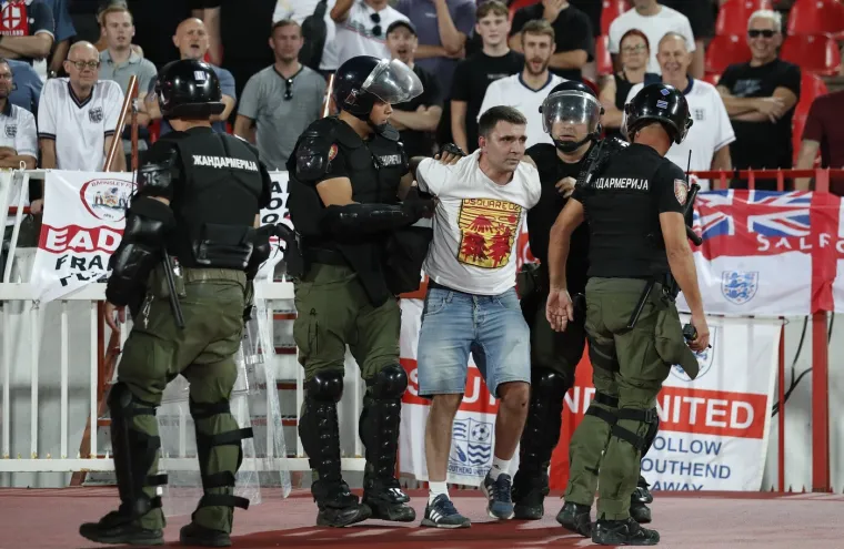 Ovo niste mogli vidjeti na TV-u: Srpski navijač došao pred tribinu s Englezima i izazvao kaos