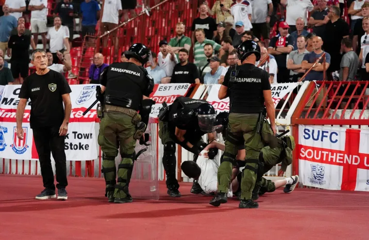 Ovo niste mogli vidjeti na TV-u: Srpski navijač došao pred tribinu s Englezima i izazvao kaos