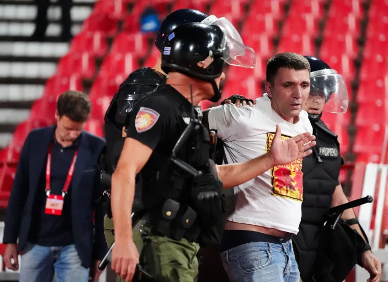 Ovo niste mogli vidjeti na TV-u: Srpski navijač došao pred tribinu s Englezima i izazvao kaos