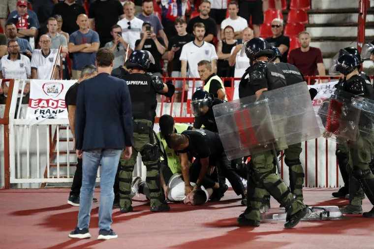 Ovo niste mogli vidjeti na TV-u: Srpski navijač došao pred tribinu s Englezima i izazvao kaos