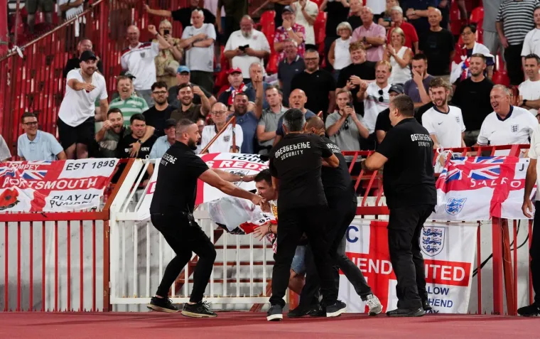 Ovo niste mogli vidjeti na TV-u: Srpski navijač došao pred tribinu s Englezima i izazvao kaos