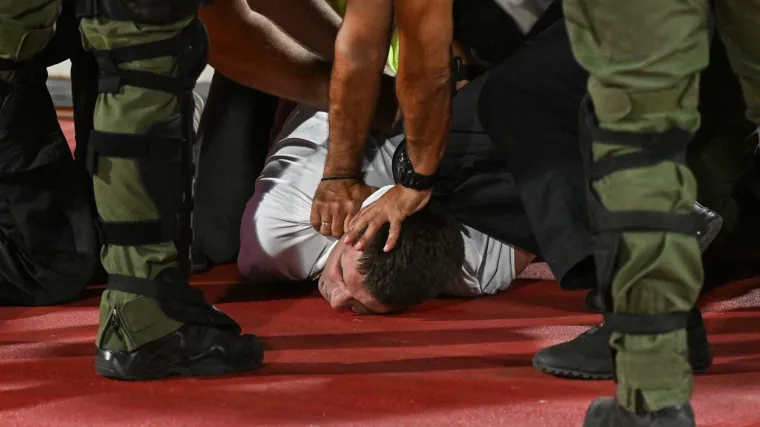 Ovo niste mogli vidjeti na TV-u: Srpski navijač došao pred tribinu s Englezima i izazvao kaos