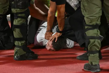 Ovo niste mogli vidjeti na TV-u: Srpski navijač došao pred tribinu s Englezima i izazvao kaos