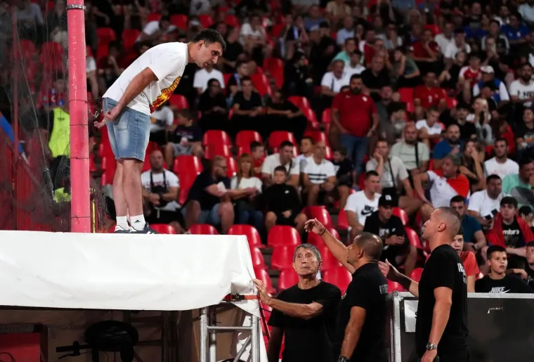 Ovo niste mogli vidjeti na TV-u: Srpski navijač došao pred tribinu s Englezima i izazvao kaos