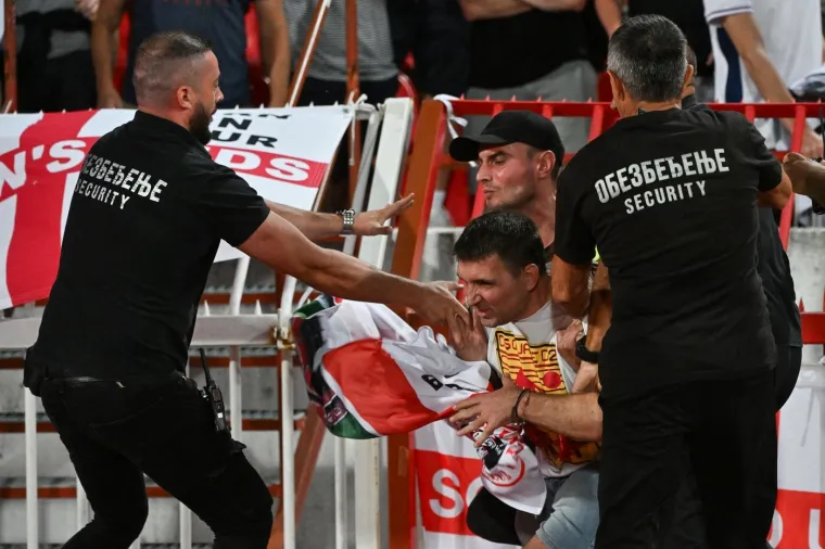 Ovo niste mogli vidjeti na TV-u: Srpski navijač došao pred tribinu s Englezima i izazvao kaos