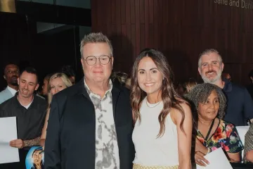 Zvijezda serije Moderna Obitelj podijelio radosne vijesti: “Oženio sam se na rođendan!”