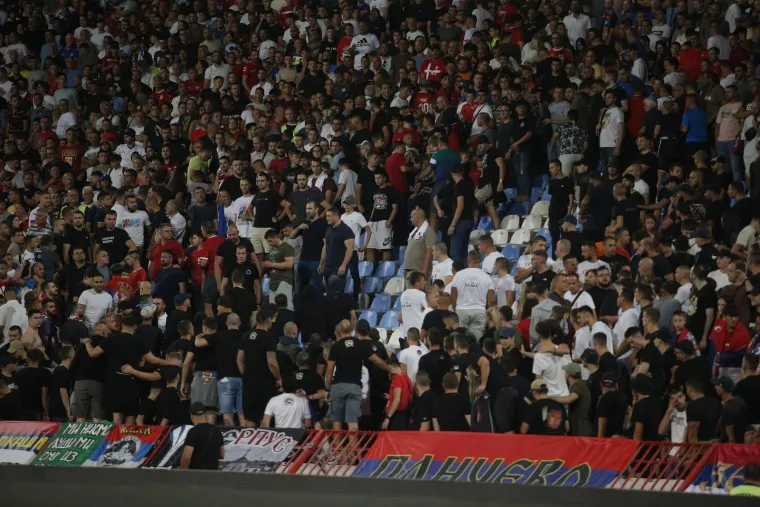 Ovo niste mogli vidjeti na TV-u: Srpski navijač došao pred tribinu s Englezima i izazvao kaos