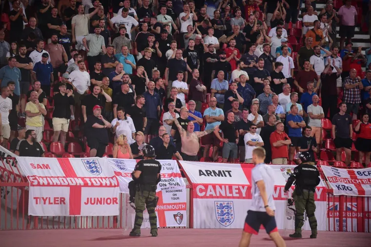 Ovo niste mogli vidjeti na TV-u: Srpski navijač došao pred tribinu s Englezima i izazvao kaos