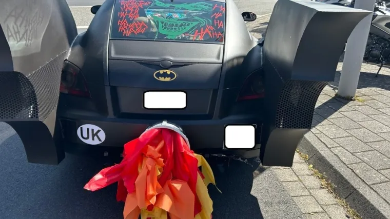 Policajci zaustavili batmobil na ulici, ima i krila: Odvukla ga vučna služba