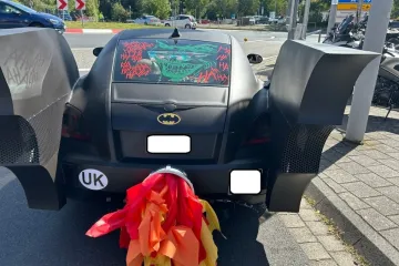 Policajci zaustavili batmobil na ulici, ima i krila: Odvukla ga vučna služba