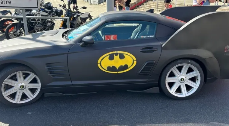 Policajci zaustavili batmobil na ulici, ima i krila: Odvukla ga vučna služba