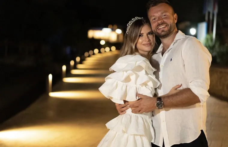 Ecija Ivušić sa suprugom proslavila godišnjicu braka: Otkrila koji mu je poklon donijela u krevet