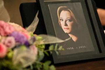 Tužni prizori okupljenih: Brojni kolege i prijatelji oprostili se od voljene Gabi Novak