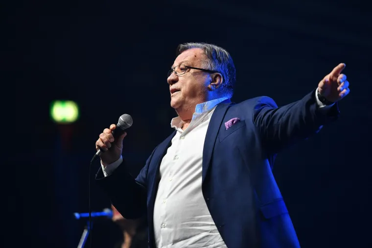 Sve za ljubav: Halid Bešlić iz bolnice najavio novu pjesmu koju je posvetio supruzi