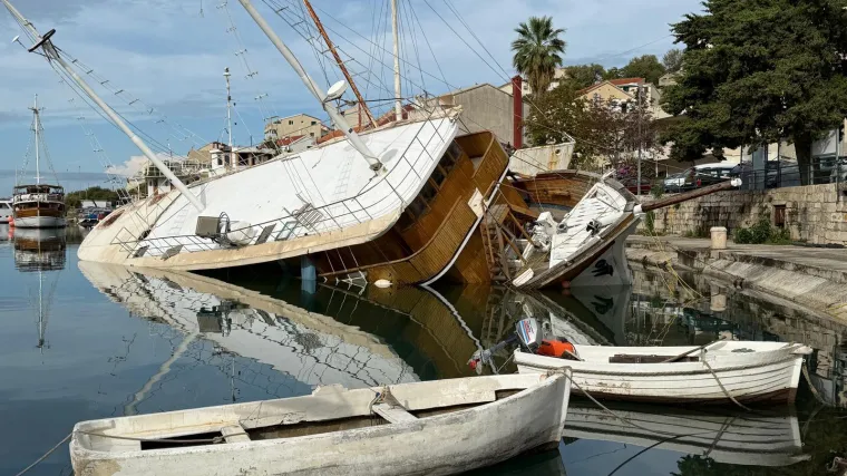 Ljudi u panici skakali iz tonućeg broda kod Omiša: Prvo se nagnuo, a onda je prodrla voda...