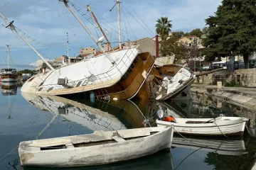 Ljudi u panici skakali iz tonućeg broda kod Omiša: Prvo se nagnuo, a onda je prodrla voda...