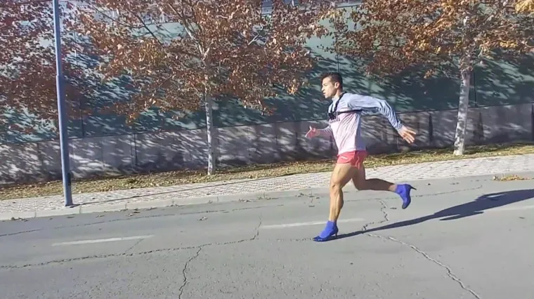 Nevjerojatan prizor: Mu&scaron;karac otrčao 100 metara unatrag u &scaron;tiklama i oborio svjetski rekord