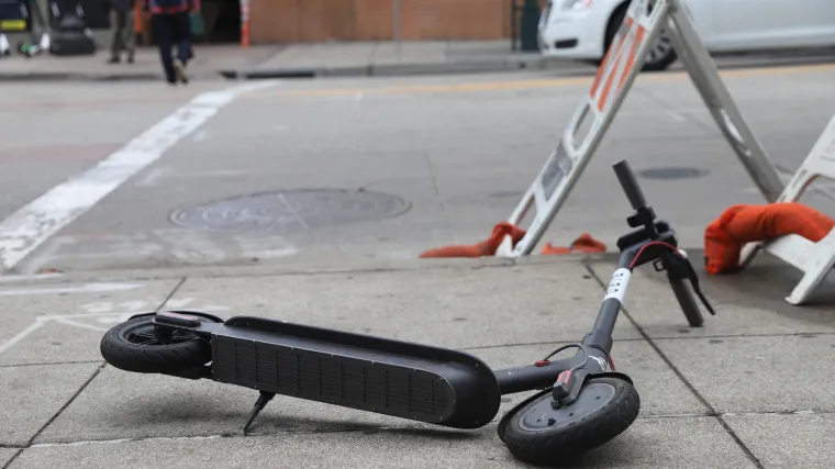 U KBC-u Osijek preminuo muškarac (70): Udario ga auto dok je bio na električnom romobilu