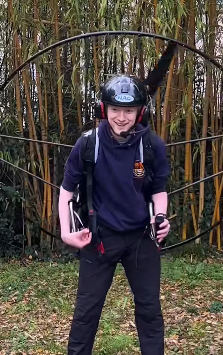 Paraglajderistu skoro ubio rođendanski balon: Ljudi ne mogu vjerovati svojim očima dok gledaju snimku