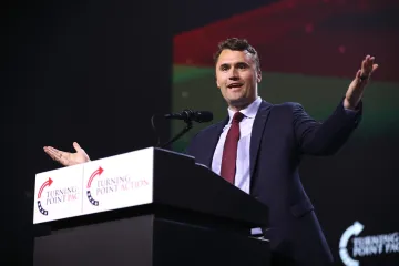 Audio snimka otkriva trenutke nakon ranjavanja Charlieja Kirka, spominje se osoba na krovu